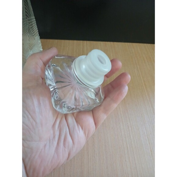 JoyJolt Gatsby Whiskey 27 Ounce Glass Decanter Bottle Lead Free Airtight Stopper - Picture 6 of 13